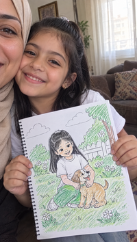 طفل ماسك كتاب التلوين اللي هو بطله